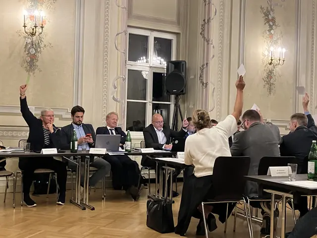 Wortmeldungen zu Tagesordnungspunkten kamen vor allem von seiten der Grünen (links Stadträtin Marta Glockner) und von seiten der Liste Bad Vöslau (rechts Gemeinderätin Leijla Halilovic und Gemeinderat Georg Lehecka) | Foto: Stockmann