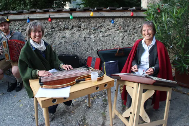 Zarte Klänge entlockte das Duo „SaitnWeis“ Hackbrett und Zither. Fotos: Manfred Jordan  | Foto: Manfred Jordan