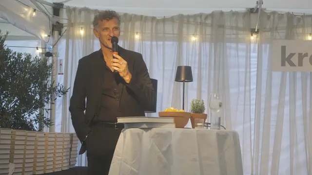 Architekt Gerhard Kreiner bei seiner Ansprache: In den vergangenen 25 Jahren hat er zahlreiche Projekte in und außerhalb der Region verwirklicht. | Foto: Reinbacher
