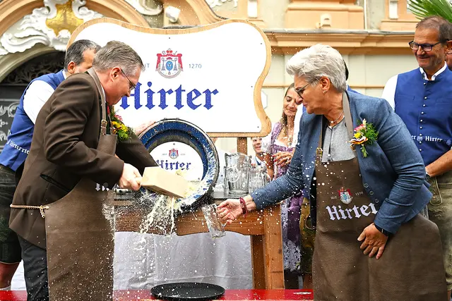  Bürgermeister Martin Kulmer mit Vizebürgermeisterin Silvia Radaelli beim Bieranstich mit Hirter Bier | Foto: Josef Bodner