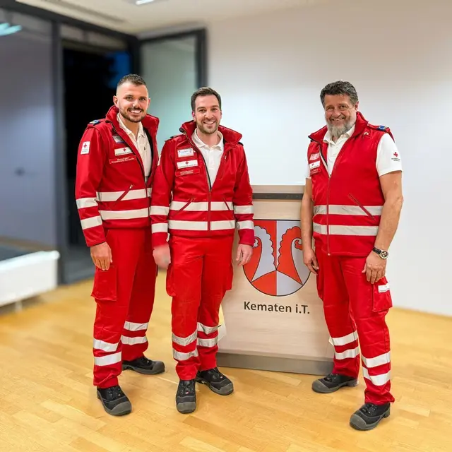 Wiederwahl beim Roten Kreuz in Kematen: Bezirkstellenleiter Michael Volderauer (mittig) mit dem alten/neuen Ortsstellenleiter aus Kematen/Zirl Manfred Lerch (links) und seinem Stellvertreter Reinhard Vötter (rechts) | Foto: Rotes Kreuz/ Kematen