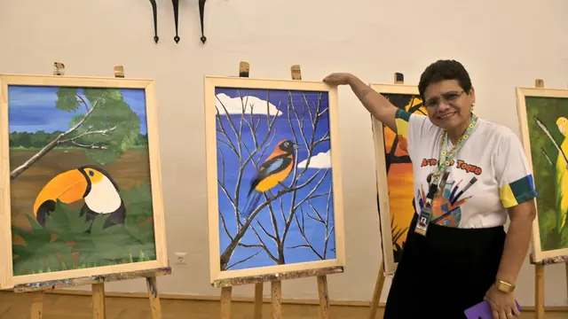 Maria Suzete mit ihren Werken