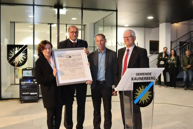 Maria Wolf ist die neue Ehrenbürgerin der Gemeinde Kaunerberg, im Bild ist sie mit Bgm. Peter Moritz, Vizebürgermeister Günter Partl und Bezirkshauptmann Siegmund Geiger, (v.l.).  | Foto: Elisabeth Zangerl