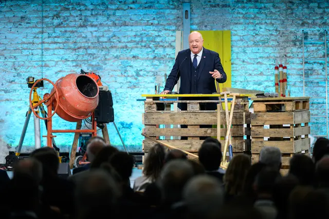 Bundeskanzler Christian Stocker in der vollen Expedithalle in Favoriten beim Landesparteitag der Wiener ÖVP. | Foto: MAX SLOVENCIK / APA / picturedesk.com