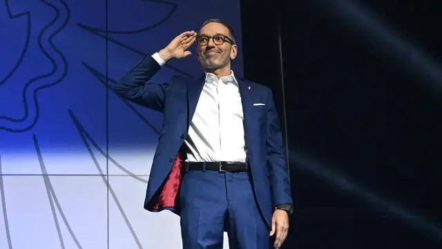 Herbert Kickl wurde als Parteichef bestätigt. Seine erste Rede hat für minutenlangen Applaus bei seinen Anhängerinnen und Anhängern gesorgt. | Foto: Helmut Fohringer / APA / picturedesk.com