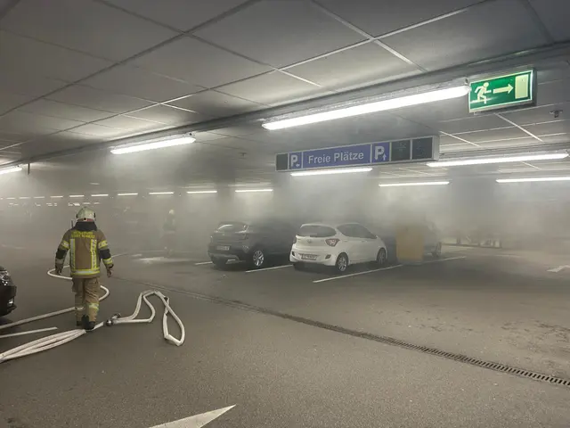 Aufgrund der starken Rauchentwicklung in der Tiefgarage musste das Gebäude evakuiert werden. | Foto: ZOOM.TIROL