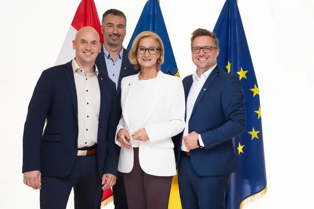 Drei junge Bürgermeister – Stefan Judmann, Herbert Gallee´ und Stefan Mader - im Austausch mit Landeshauptfrau Johanna Mikl-Leitner. | Foto: VPNÖ