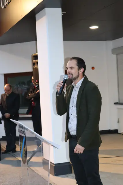 Gemeinderat Joachim Nigg bei seiner Begrüßung.  | Foto: Elisabeth Zangerl