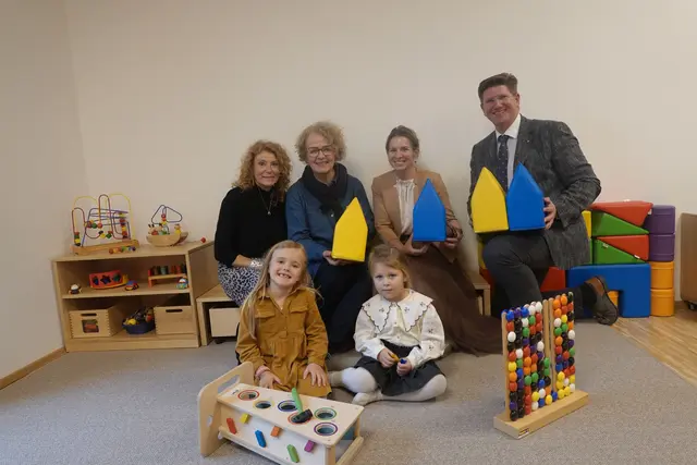 Kindergartenleiterin Monika Wallisch, Familien-Landesrätin Christiane Teschl-Hofmeister, Bürgermeisterin Carmen Jeitler-Cincelli und Bezirkshauptmann Christian Pehofer mit Josefine und Adele. | Foto: Weinzierl
