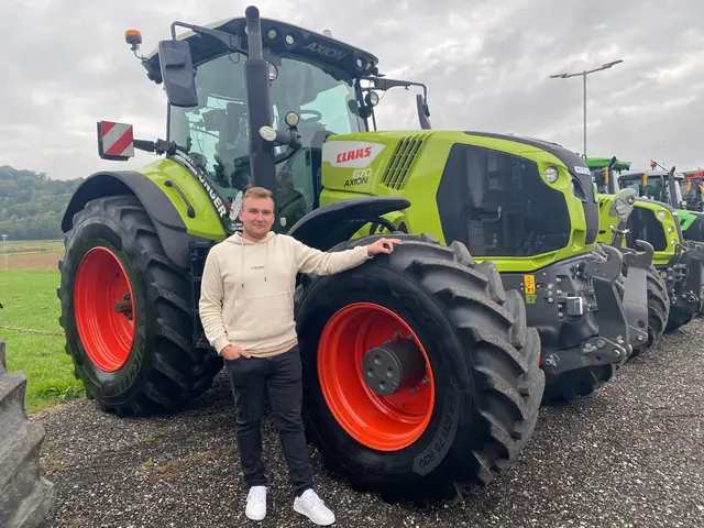 Sebastian Dieter präsentiert stolz den 270 PS Boliden „CLAAS Axion 870“. | Foto: Anna Maria Kaufmann