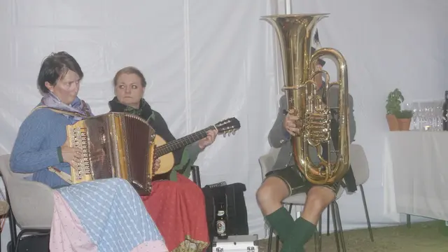 Ein Musik-Trio aus dem Ausseerland brachte echte Volksmusik zu Gehör. | Foto: Reinbacher
