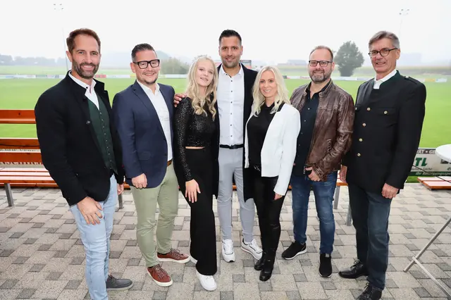 Jubilar Martin Rasser mit Gattin Claudia und Tochter Celine im Kreis einiger prominenter Gratulanten. | Foto: Alfred Mayer