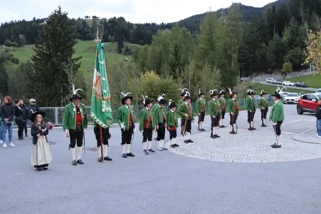 Die Schützenkompanie Kaunerberg bekundete ihre Anerkennung mit einer Ehrensalve.  | Foto: Elisabeth Zangerl