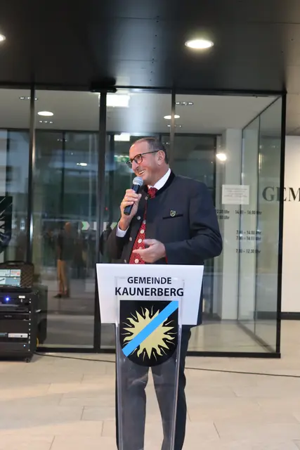 Bürgermeister Peter Moritz: „Die Hälfte der Bevölkerung hat bei dir Schreiben und Lesen gelernt.“, | Foto: Elisabeth Zangerl