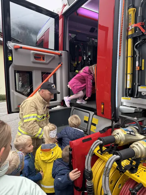 Nach einer Vorleseeinheit in der Bücherei Neustift lernten die Kinder die örtliche Feuerwache kennen. | Foto: Bücherei Neustift