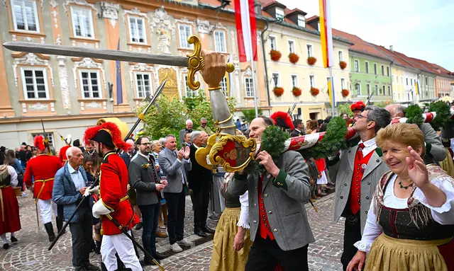 Mit dem Festzug ist auch die Marktfreyung wieder am Hauptplatz eingetroffen | Foto: Josef Bodner