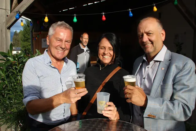 Bestens unterhielten sich auch der Völser Bürgermeister Peter Lobenwein (l.) mit seiner Herzdame  Verena Netzer und Kematens Ortschef Klaus Gritsch.  | Foto: Manfred Jordan