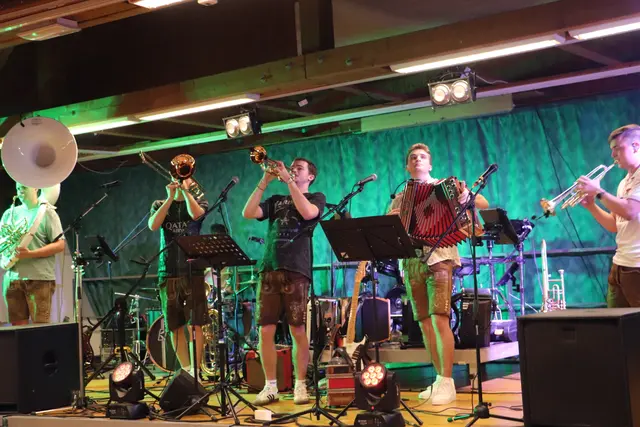 Die Enkelz-Brassband hat den Rhythmus intus und begeisterte das Publikum.  | Foto: Edith Ertl