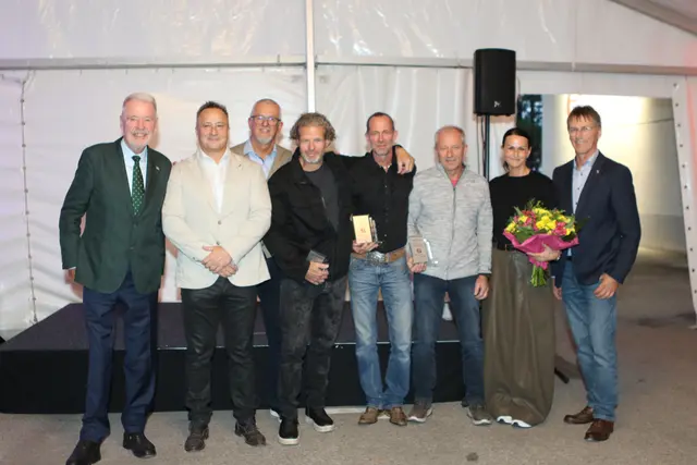 Mitarbeiterehrung bei der Fa. Jahn: Bgm. Klaus Schneeberger, Peter Haidvogel, Friedrich Herzog, Christian Lechner, Andreas Rettner, Andreas Pölzlbauer, Andrea List-Margreiter und GR Franz Hatwan. | Foto: FF WRN, TOP COMMUNICATIONS