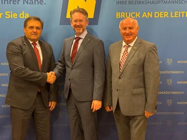 Bezirkshauptmann Mag. Michael Engel (mitte) gratuliert Vizebürgermeister Manfred Mitzl (links) im Beisein von Bürgermeister Ernst Wendl. | Foto: Gemeinde Himberg
