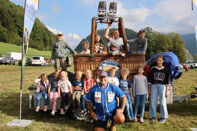 Die Kinder unterstützten Müllner mit vereinten Kräften.
