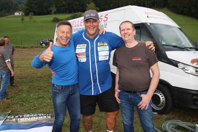 Hans Enn und Thomas Hübsch mit Weltrekordler Franz Müllner.