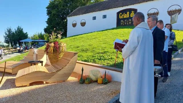 Pfarrvikar Remigius Okafor segnete den Platz vor dem alten Pfarrstadl in Maria Bild. Dieser wurde vom Verschönerungsverein liebevoll hergerichtet.  | Foto: Landrasthaus