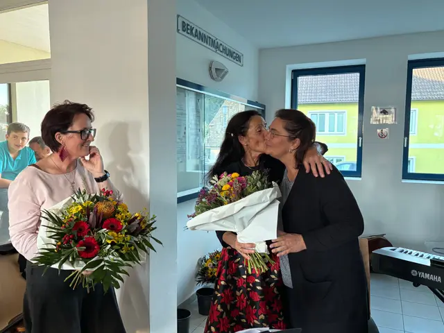 Herzlich bedankte sich Erika Kulterer bei ihren Töchtern Irina (Violine, li.) und Alexandra (Cello), die gemeinsam mit Studentin Stefanie (Piano) die Eröffnung musikalisch umrahmten. | Foto: MeinBezirk.at
