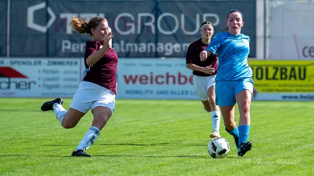 Mit viel Einsatz belebte Dorontina Thaqi (blau)das Spielgeschehen im Mittelfeld. | Foto: Thomas Navratil