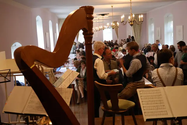 Das Publikum wurde dazu eingeladen, selber kräftig mitzusingen.  | Foto: MeinBezirk/Constance Haslberger