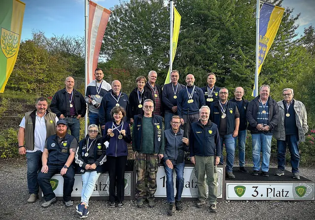 von links -  Oberschützenmeister Josef Kohzina, Thomas Hutterer, Martin Fetz, Alex Hutterer, Benjamin Hymer, Karl Kubjacek, Michaela Haller, Birgitt Kubjacek, Rudi Hutterer, Erwin Bohuslav, Stefan Bubits, Walter Junker, Bernhard Franek, Helmut Marschitz, Thomas Exler, Walter Ofenauer, Franz Jahn, Manfred Pospischill, Erich Grünwald. | Foto: Schützenverein-Mistelbach