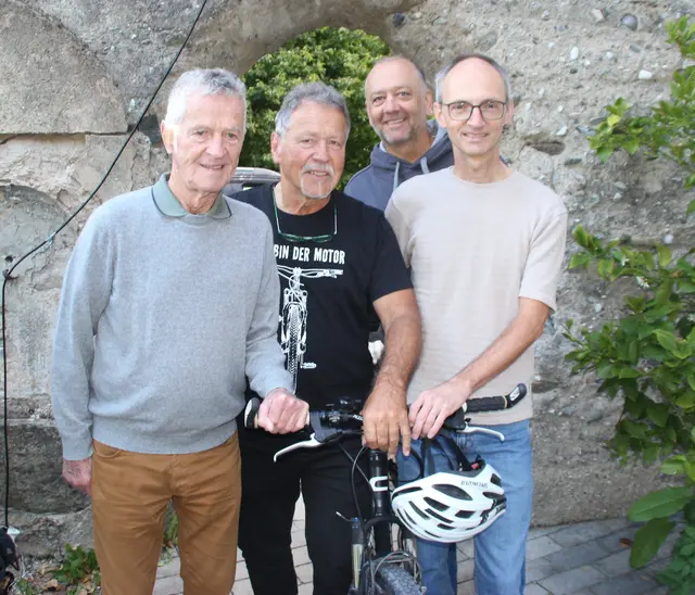Die drei Kemater Vielradler mit Bgm Klaus Gritsch (2.v.r.): Karl Raitmair, Josef Korsitzky und Thomas Höllwarth (vl.n.r.)  | Foto: Manfred Jordan