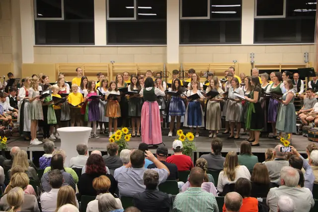 Der Chor "SingsCool Anger" zeigte ihr ganzes Können mit ihren Stimmen. | Foto: Josef Hofmüller
