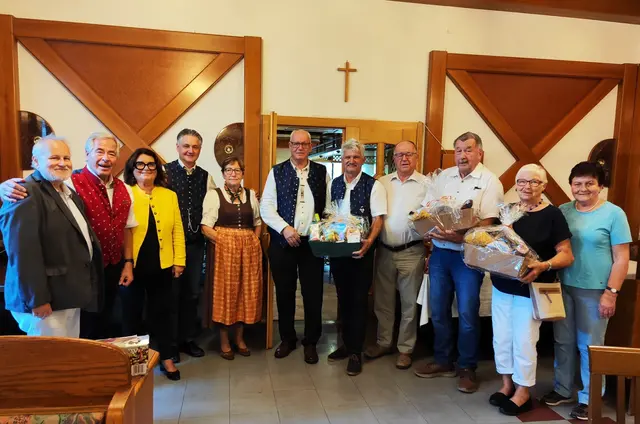 Obmann Robert Robert Ozmec (6. von links) mit Gratulanten, Ehrengästen und Ortsgruppen-Obleuten aus dem Bezirk Völkermarkt. | Foto: Privat