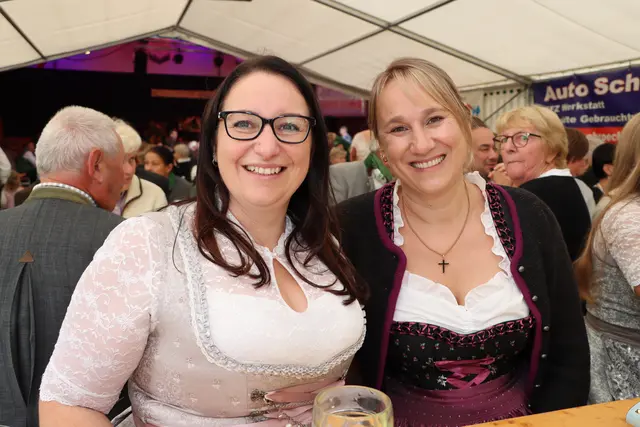 Evelyn und Martina kennen sich schon lange und beiden taugts auf der Feier der landjugend St. Florian am Inn. | Foto: Markus Bäumler und Udo Klaus/zema-medien.de