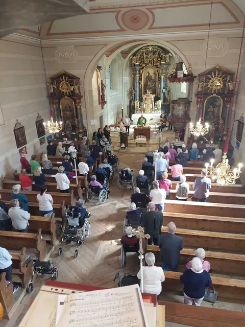 Andächtig und würdevoll feierten Bewohner und Angehörige des Sommersgut eine Messe, die liebevoll durch die Mitarbeiter des Pflegeheims gestaltet wurde. | Foto: @Eichtinger