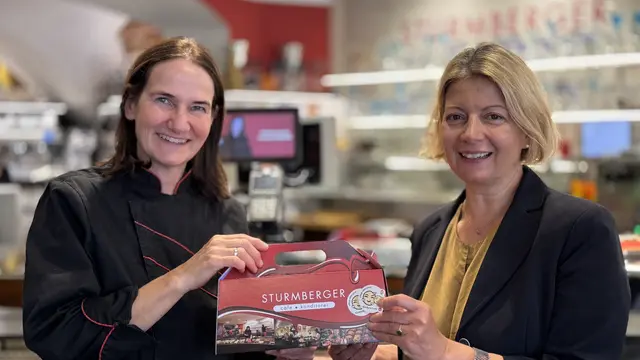 Andrea Sturmberger von der Cafe Konditorei Sturmberger (links) mit Bezirkshauptfrau Elisabeth Leitner | Foto: Cafe Konditorei Sturmberger