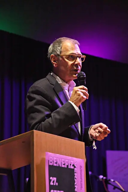 Dr. Ewald Wöll informiert über Fortschritte in der Tumorforschung und die Bedeutung der Spenden für Betroffene in der Region.