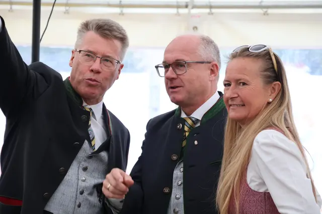 Martin Humer, Günther Baschinger und Birgit Kagerer-Wiesinger bei der Eröffnung der neuen Betriebserweiterung.  | Foto: MeinBezirk/Constance Haslberger