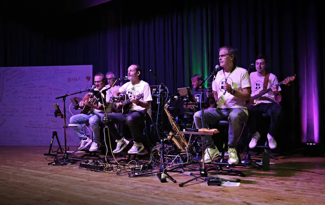 Michael Götsch, Sänger und Gitarrist bei den Bandsionists, eröffnete mit seinen Bandkollegen den Abend.