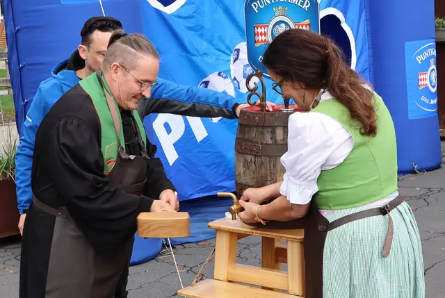 Braumeister Markus Leingruber, Pfarrer László László und Initiatorin Gabriele Florian-Schaar beim Anstich | Foto: Gerhard Langmann