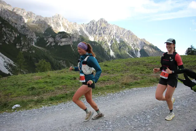 Die Britin Laura Barraclough und Nadine Gleirscher aus dem Stubaital. | Foto: TVB Stubai