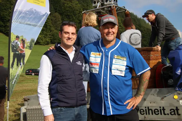 Wolfgangsee-Tourismus-Geschäftsführer Patrick De-Bettin mit Franz.