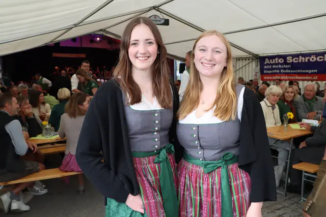 Celina und Sarah sind beide im feschen Dirndl unterwegs. | Foto: Markus Bäumler und Udo Klaus/zema-medien.de