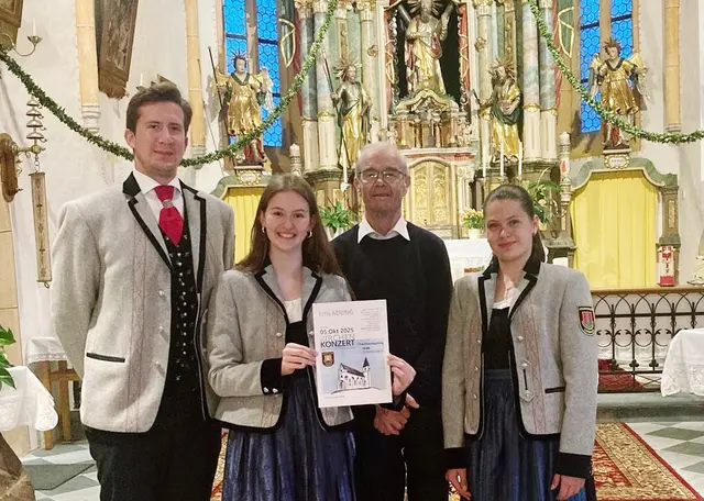 Mitglieder der Jauntaler Trachtenkapelle Loibach mit Dechant Ivan Olip. Am 5. Oktober findet das Kirchenkonzert mit Trachtensegnung statt.  | Foto: Privat