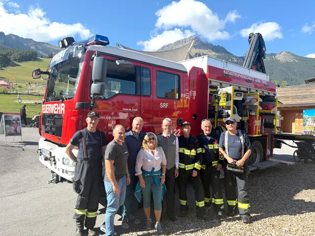 Gelungenes Adlerfest in Hoch-Imst: Thomas Schatz (2.v.l.), Bgm. Stefan Weirather (3.v.l.) mit Sabina Linser, Bernhard Schöpf, Geschäftsführer der Imster Bergbahnen (4. v.r.), sowie die Abordnung der Stadtfeuerwehr Imst. | Foto: Imster Bergbahnen