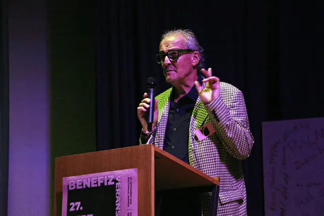 Markus Kneisl führte einfühlsam und humorvoll durch den Abend und verband die Programmpunkte Musik, Theater und Information stimmig.