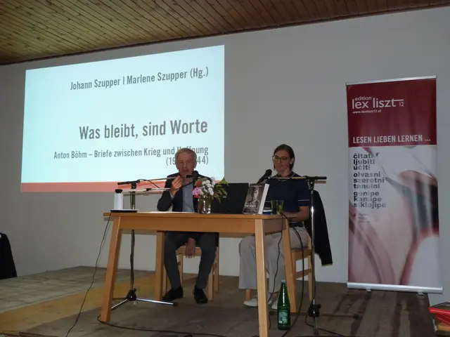Gemeinsam stellten der Lektor Stangl Franz und Marlene Szupper das Buch vor.  | Foto: Vanessa Wittmann