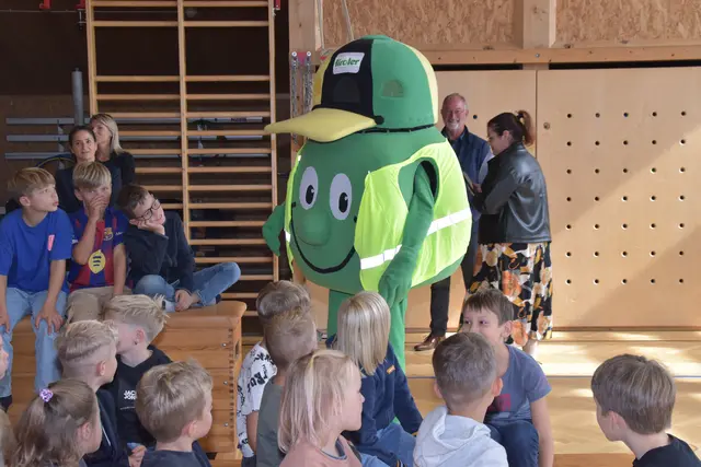 Schon die jüngsten Volksschulkinder lernen spielerisch, worauf es im Straßenverkehr ankommt. Das Schulstartpaket vermittelt kindgerecht, wie man sicher und sichtbar unterwegs ist. | Foto: MeinBezirk/René Rebeiz