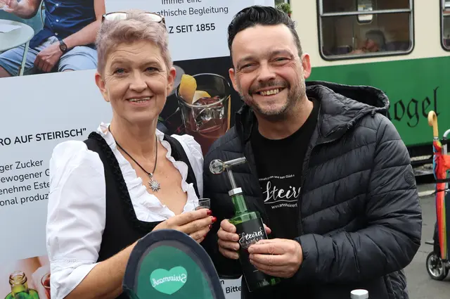 Zugwirtin Tatjana Schuster und Braumeister Markus Leingruber beim Steirerbitter | Foto: Gerhard Langmann